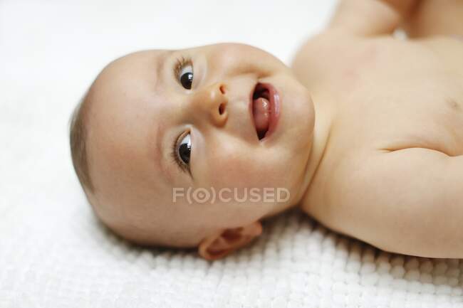 8 meses bebé niño acostado - foto de stock