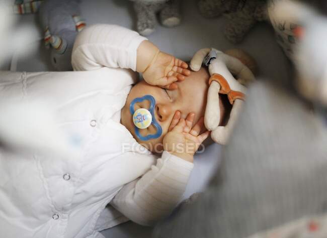 8 mois bébé garçon dans son lit — Photo de stock