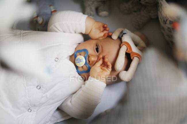 8 mois bébé garçon dans son lit — Photo de stock