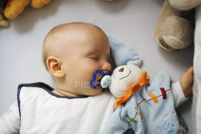 8 meses bebê menino dormindo — Fotografia de Stock