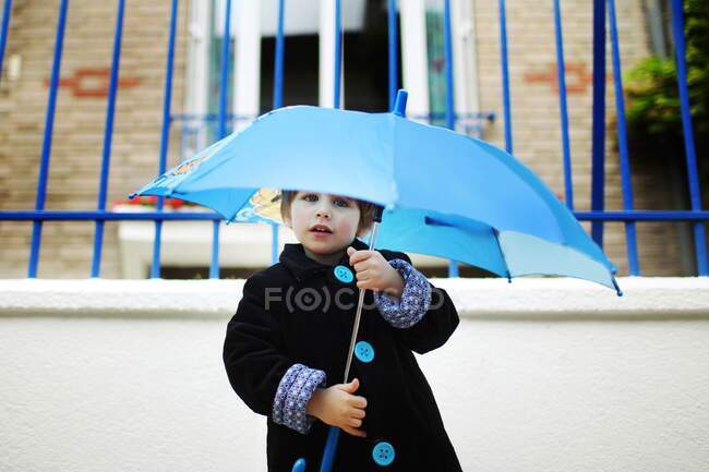 Menino com um guarda-chuva — Fotografia de Stock