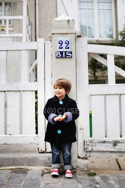 Retrato de um menino de 4 anos em pé em uma rua — Fotografia de Stock