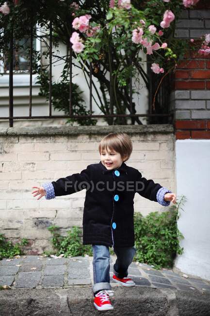 Мальчик переходит улицу — стоковое фото