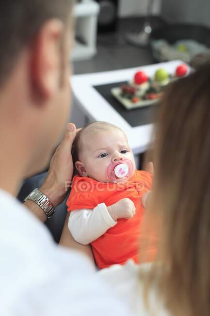 França, casal olhando para o bebê — Fotografia de Stock