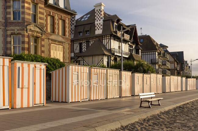 Francia, Normandía, antiguas casas tradicionales en primera línea de playa - foto de stock
