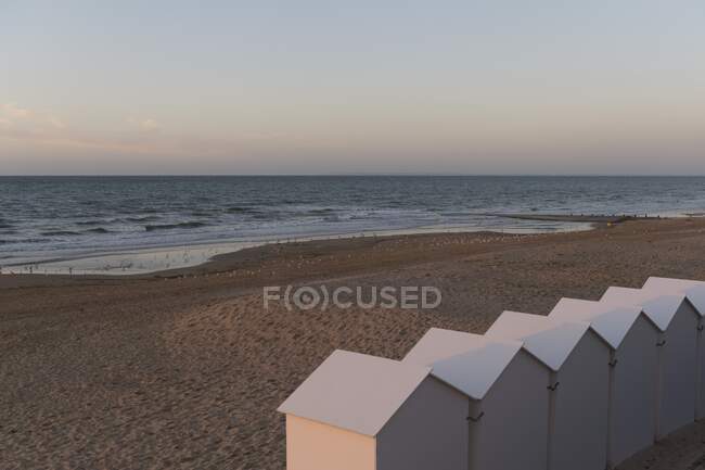 Francia, Normandia, capanne sulla spiaggia al tramonto — Foto stock