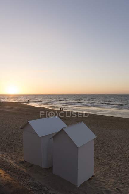 França, Normandia, cabanas de praia na praia ao pôr do sol — Fotografia de Stock