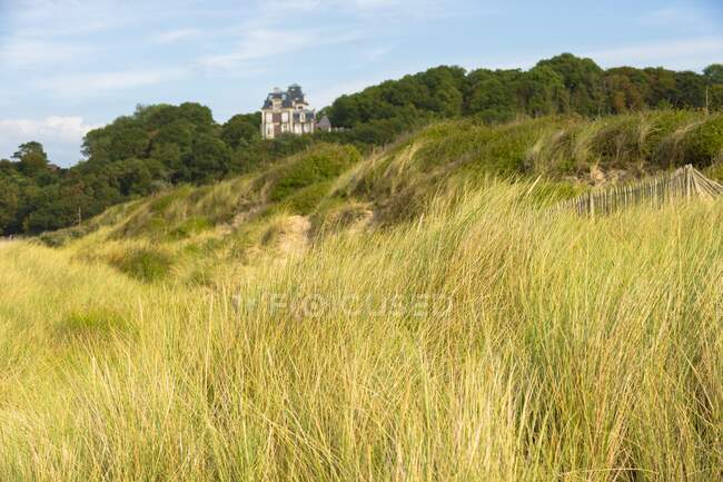 Франція, Нормандія, типовий старий будинок дев'ятнадцятого століття, який видно з дюн. — стокове фото