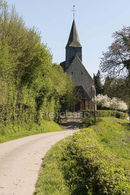 Francia, Normandía, antigua iglesia tradicional en un pequeño pueblo —  Cielo azul, aire libre - Stock Photo | #228689806