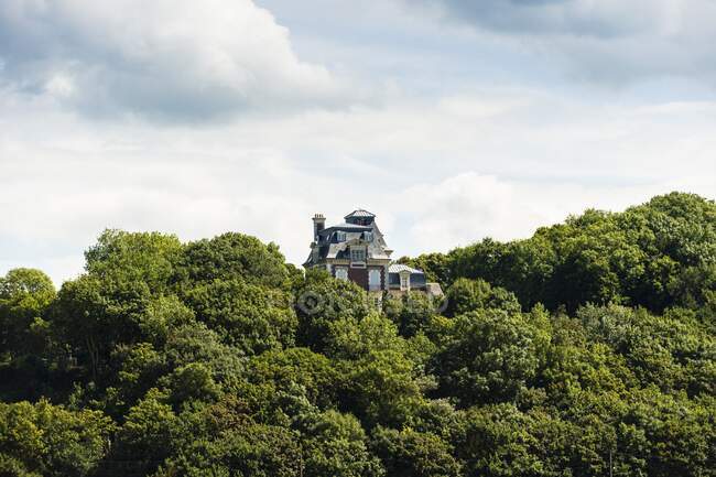 Francia, Normandía, antigua casa del siglo XIX rodeada de árboles - foto de stock