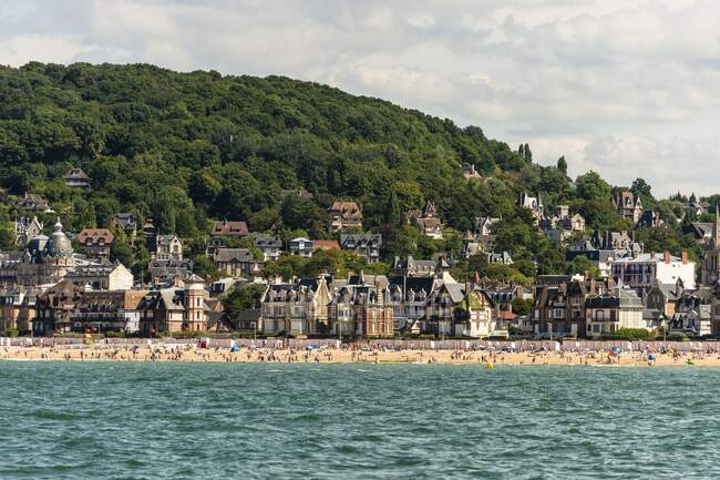 Франция, Нормандия, город Houlgate видно с моря — стоковое фото