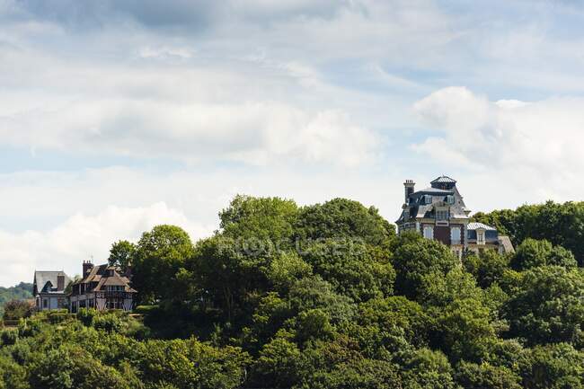 Francia, Normandia, antica casa ottocentesca circondata da alberi — Foto stock
