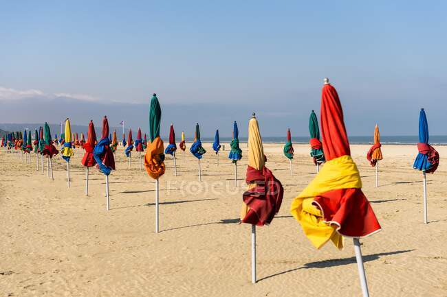 Francia, Normandía, la playa de Deauville con sombrillas típicas en muchos colores - foto de stock