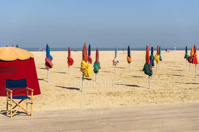 Франція, Нормандія, пляж Довілля з типовими пляжними парасолями різних кольорів. — стокове фото