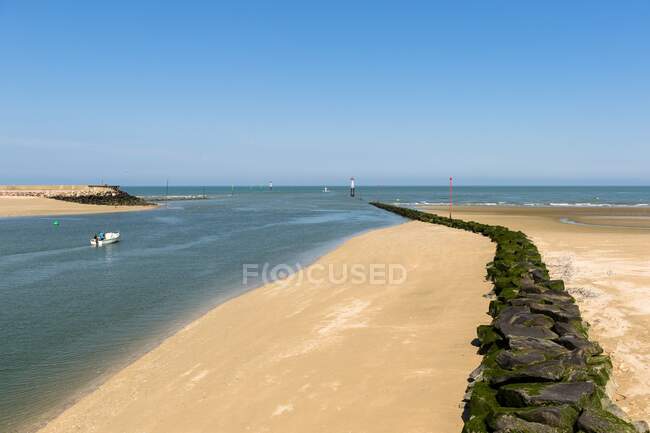 França, Normandia, a foz do rio Touques, o mar e a praia de areia em Trouville — Fotografia de Stock