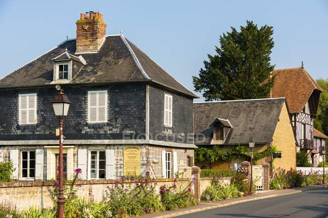 Francia, Normandía, antiguas casas tradicionales bien conservadas en estilo nórdico en el pueblo de Beuvron en Auge - foto de stock