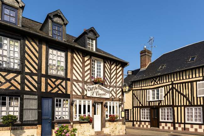 Frankreich, Normandie, gut erhaltene alte traditionelle Häuser im normannischen Stil im Dorf Beuvron en Auge — Stockfoto