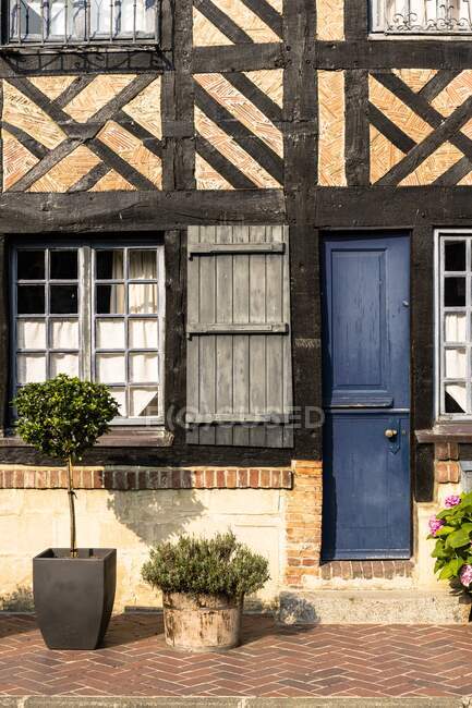 Francia, Normandía, antiguas casas tradicionales bien conservadas en estilo nórdico en el pueblo de Beuvron en Auge - foto de stock