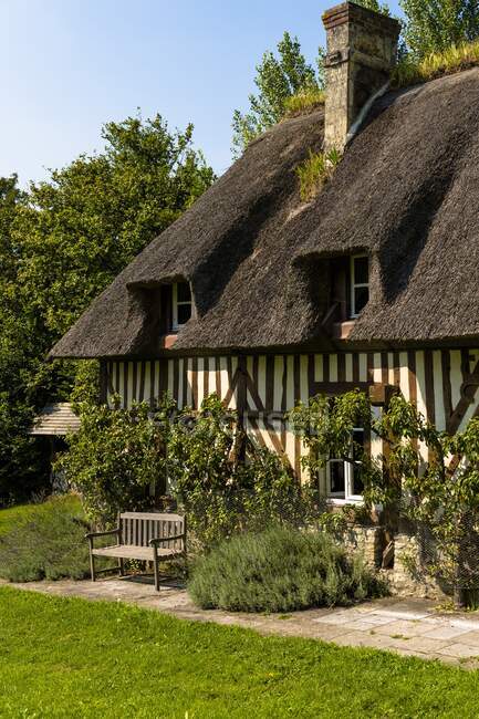 França, Normandia, cabana de palha em estilo nórdico tradicional com um belo jardim — Fotografia de Stock