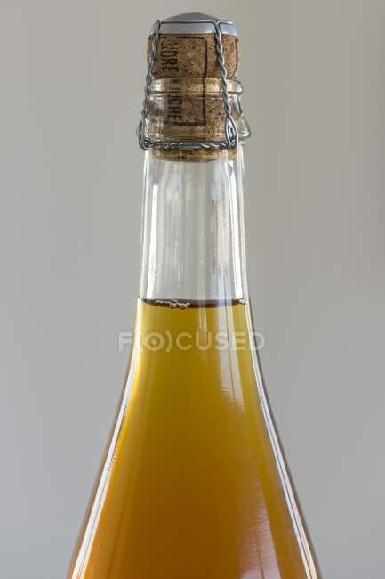 France, Normandie, bouteille de cidre avec liège — Photo de stock