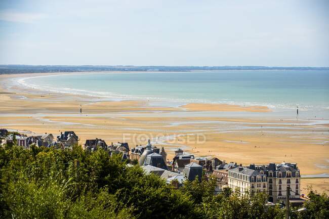 Francia, Normandía, la playa de Houlgate vista desde un punto de vista alto en la marea baja - foto de stock