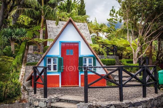 Мадейра, Тропічні сади Монте-Пелес, традиційний будинок — стокове фото