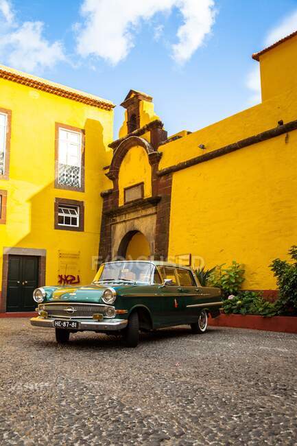 Opel old car parked in front of the Museum of Contemporary Art in Funchal — Stock Photo