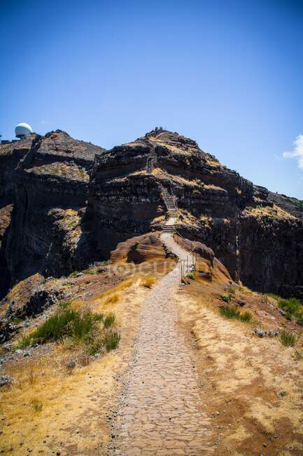 Остров Мадейра, Пико-ду-Ариейро, дорога с лестницей — стоковое фото