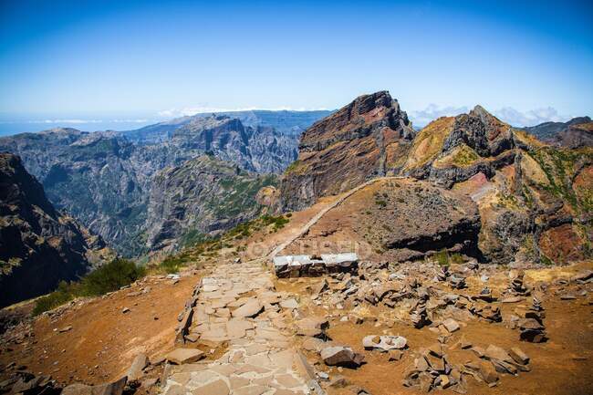 Insel Madeira, Pico do Arieiro, Straße mit Steinbank — Stockfoto