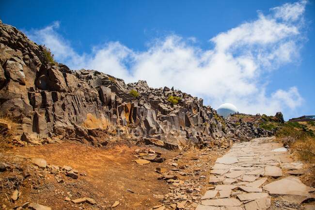 Insel Madeira, Pico do Arieiro, gepflasterter Weg mit Sternwarte — Stockfoto