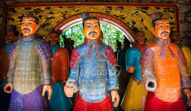 Madeira Island, Monte Palace Tropical Gardens, statues of Japanese terracotta soldiers — Stock Photo