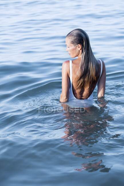 Mujer joven en el mar - foto de stock