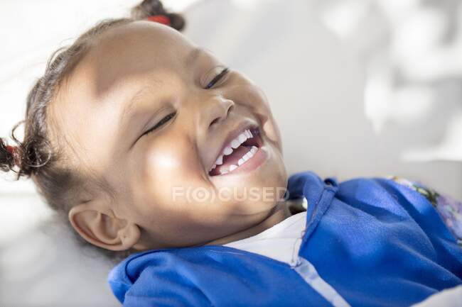 Close-up de sorrir menina marroquina — Fotografia de Stock