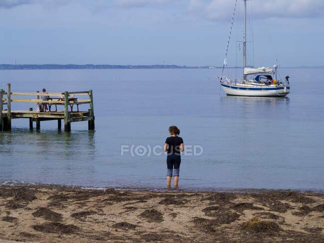 Mulher de pé na praia Suécia, Ilha Ven — Fotografia de Stock