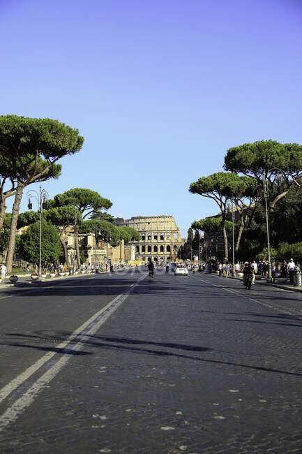 Kolosseum Blick auf die Straße, Rom, Latium, Italien — Stockfoto