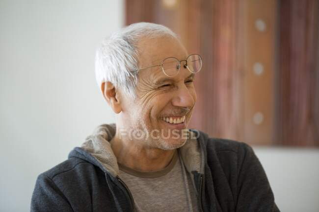 Retrato del hombre mayor sonriente - foto de stock