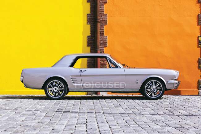 Ford Mustang 1970 davanti al muro giallo — Foto stock