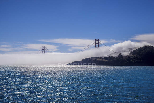 États-Unis, Californie, San Francisco, Golden Gate avec brouillard — Photo de stock