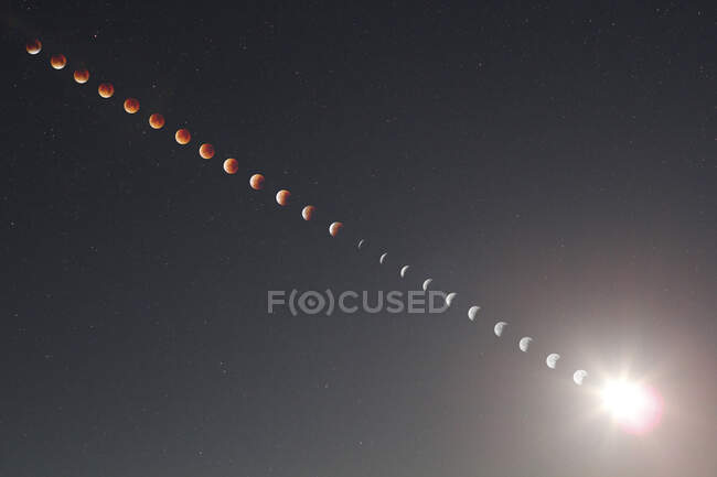 Marne. Région d'Esternay. Rosaire reconstituant le cours de l'éclipse lunaire totale du 28 septembre 2015, depuis le début de l'ensemble jusqu'à la fin de l'éclipse. — Photo de stock