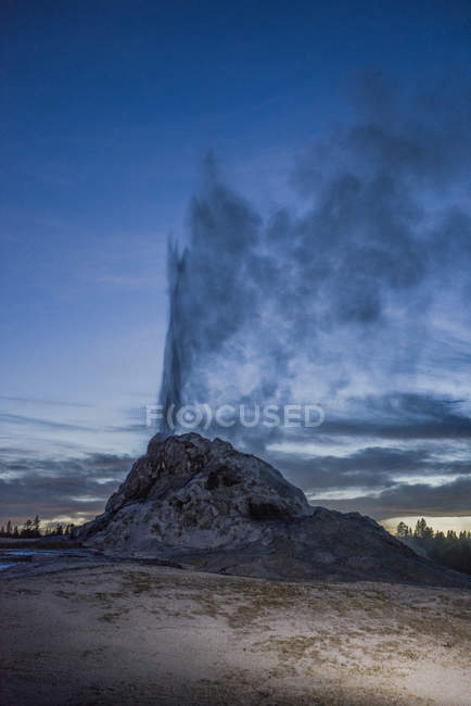 White Dome Geyser at dusk, Yellowstone National Park, Wyoming, США, Северная Америка — стоковое фото