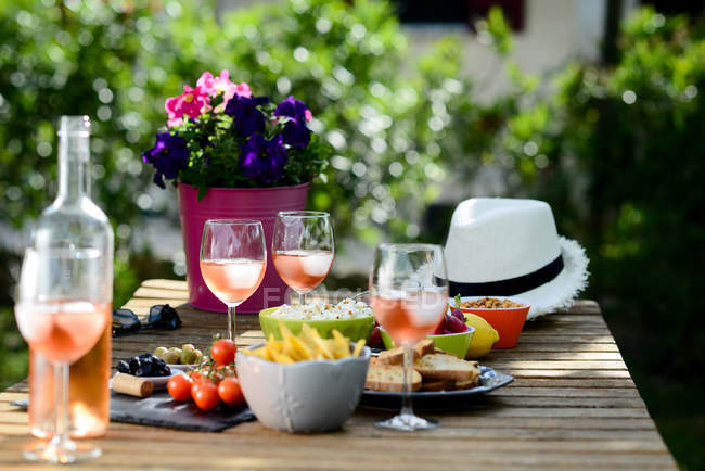 Verão brunch festa mesa ao ar livre no quintal — Fotografia de Stock