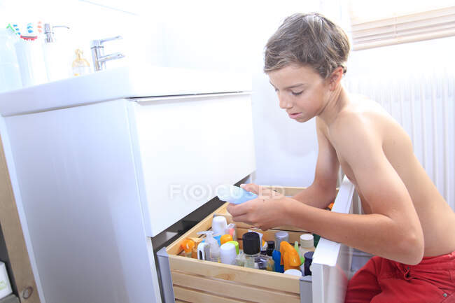 France, young boy in the bathroom. — Stock Photo