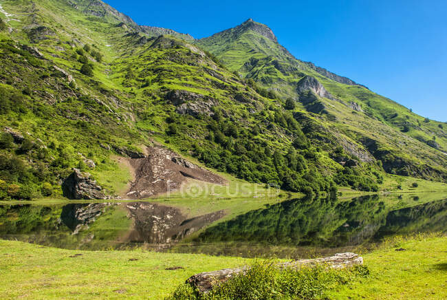 France, Pyrenees National Park, Occitanie region, Val d 'Azun, Estaing lake (1160m) — стоковое фото