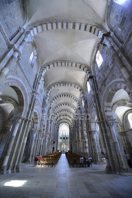 Europe, France, nef de l'Abbaye de Vezelay en Bourgogne — Photo de stock