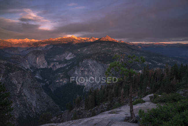 Скалистые Half Dome и Yosemite Valley в сумерках, Национальный парк Yosemite, Калифорния, Соединенные Штаты Америки, Северная Америка — стоковое фото