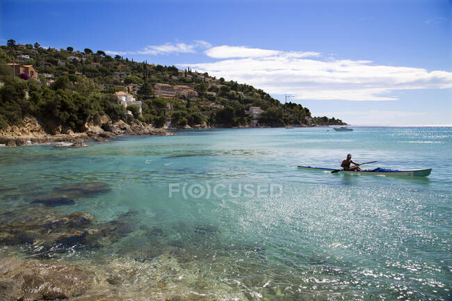 Vista de una hermosa ensenada Lavandou con una canoa. - foto de stock
