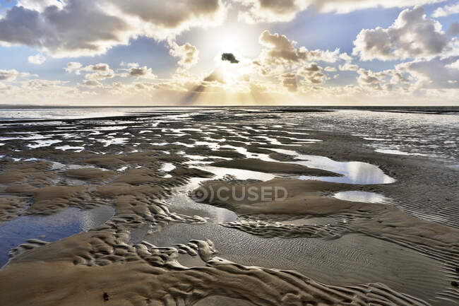 Normandie. Manche. Annoville. La plage pendant la marée descendante. — Photo de stock