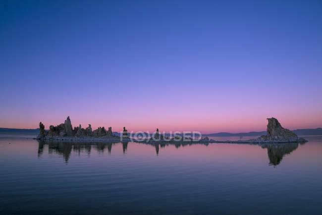 Tufa formations in Mono Lake at sunset, California, USA — Stock Photo