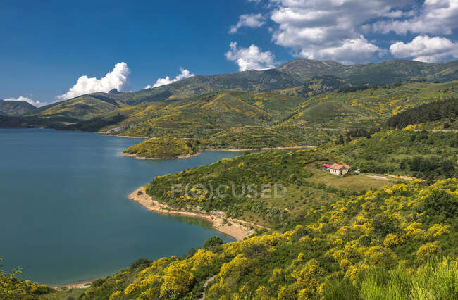 España, provincia de Le? n, embalse de Riano (lago artificial), Camino Santiago - foto de stock