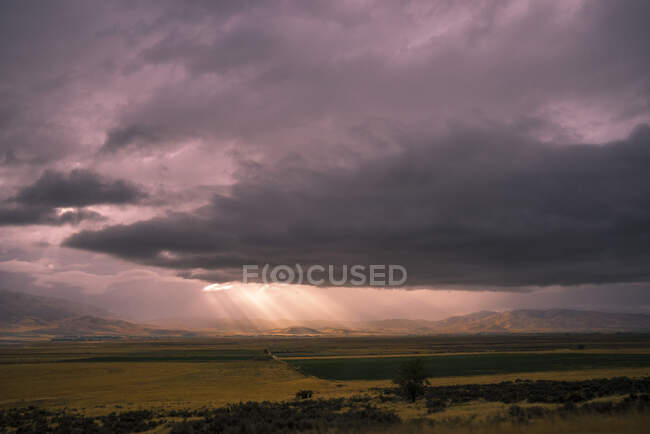 USA, Wyoming, on the road, North Salt Lake City, beams of light at sunset — Stock Photo